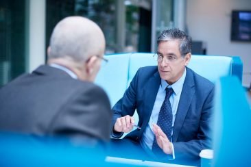 Asesor de seguros con cliente