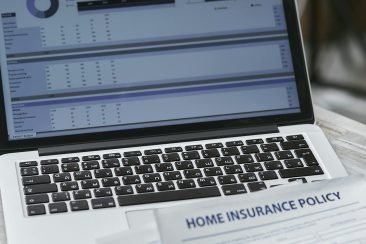 Póliza de seguro para casa con computadora