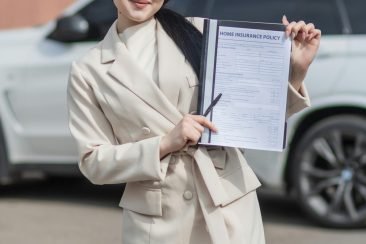 Mujer sosteniendo póliza de seguro